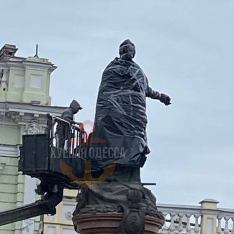 Пам’ятник Катерині ІІ в Одесі заховали в чорний пакет 05