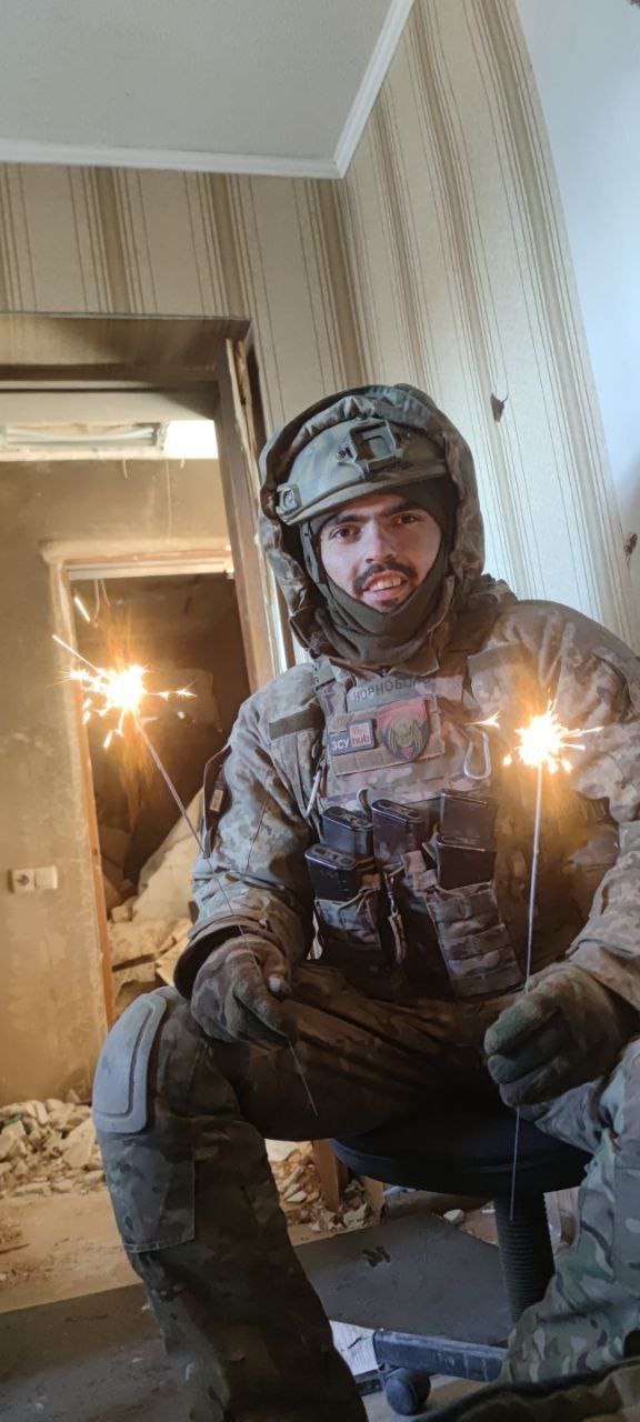 Піхотинець Віктор Чонговай: Якби в мене не було сім’ї, я б сів на візок, в якому переміщуюсь, позаду ще один причепив, наклав би туди патронів, взяв автомата і їхав би за своїм командиром 02