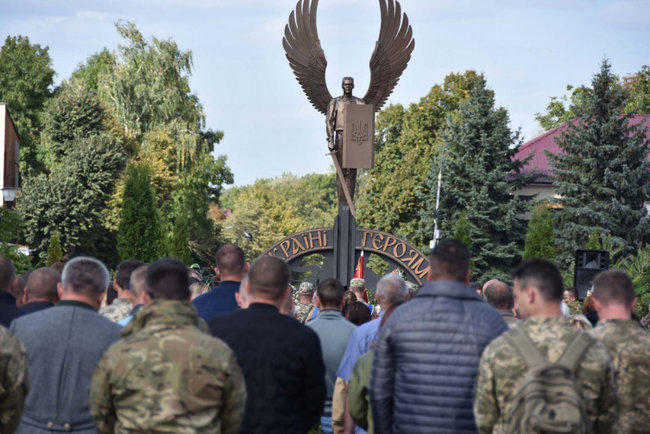 Загиблого на Донбасі воїна-спецпризначенця Максима Кондратюка поховали в Красилові Хмельницької області 05