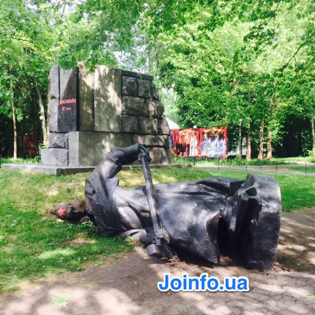 снос коммунистам памятников
