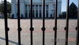 После штурма: Рада отгородилась новым забором. ФОТОрепортаж