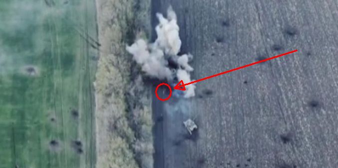 Тіло російського окупанта високо злітає угору після удару українських артилеристів по двох ворожих танках та БТРу 01