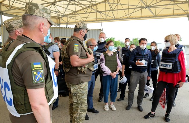 Генсек ОБСЄ Шмід відвідала КПВВ Новотроїцьке на Донеччині 04