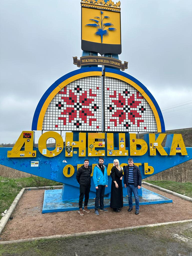 Команда Благодійного фонду молодіжної ініціативи Надія передала медичні монітори прифронтовим лікарням Донеччини 02