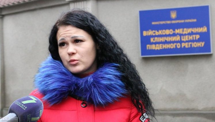 Синяк замазала, зуби приклеїла і так ходила, - побита військовослужбовець розповіла про подробиці конфлікту