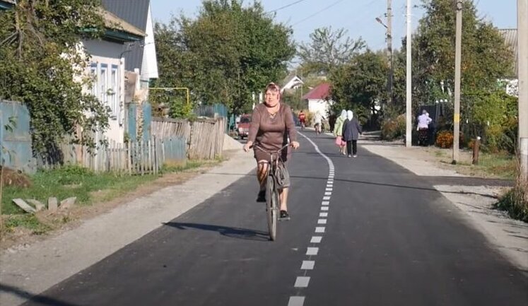 У Сосниці на Чернігівщині мама загиблого воїна Владислава Грищенка побудувала дорогу за гроші, які виділила держава після загибелі її сина. ВIДЕО