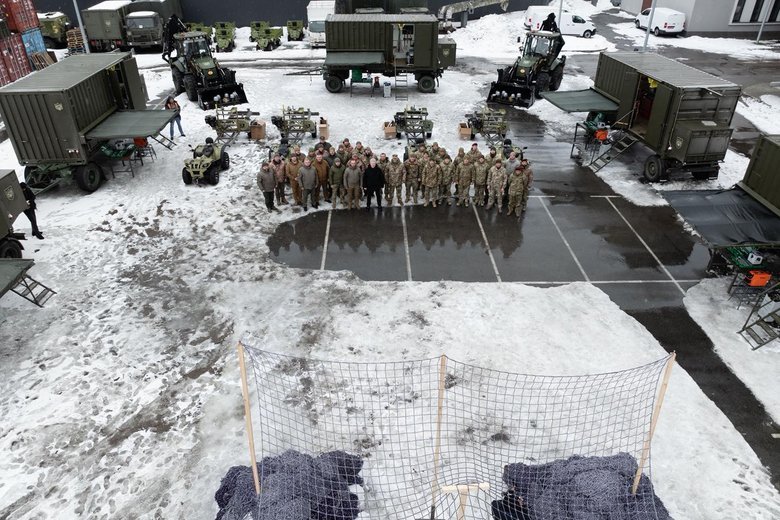 Порошенко передав партію техніки захисникам на передову