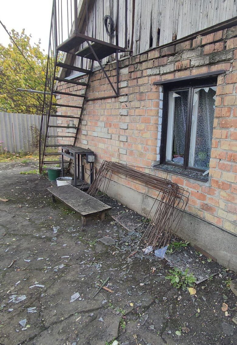 Упродовж дня окупанти здійснили два артилерійські обстріли Нікополя, пошкоджено будинки, комунальне підприємство, газогін та ЛЕП 03