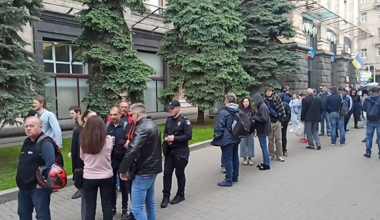 Понад 1200 українців стоять у черзі за маркою "Русскій воєнний корабль… ВСЬО!". ВІДЕО+ФОТОрепортаж