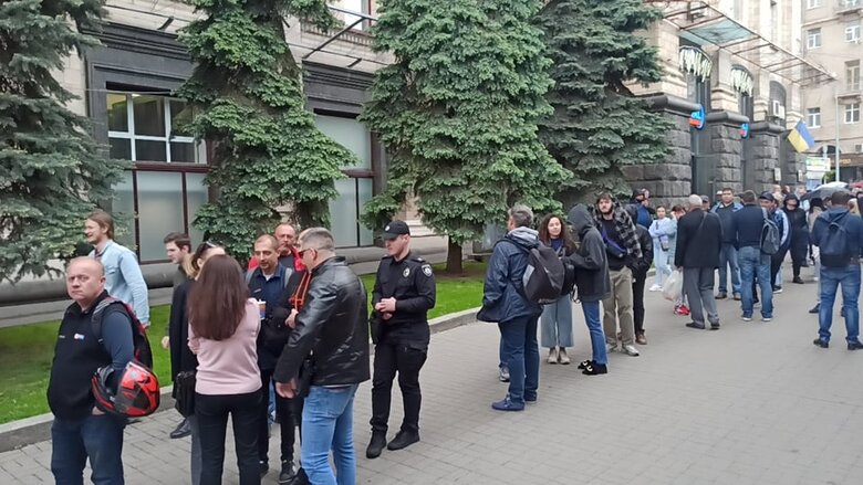 Понад 1200 українців стоять у черзі за маркою Русскій воєнний корабль… ВСЬО! 12