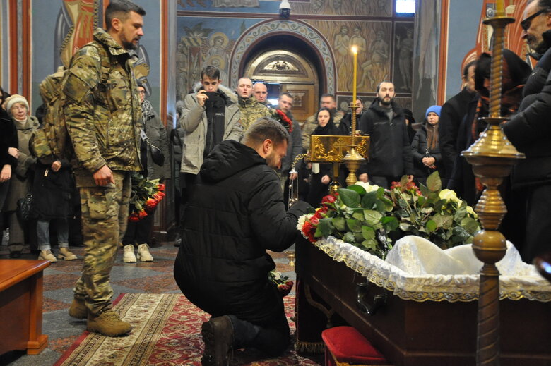 Зі столичним екскурсоводом та воїном Сергієм Мироновим, який загинув у бою з окупантами, попрощалися у Києві 09