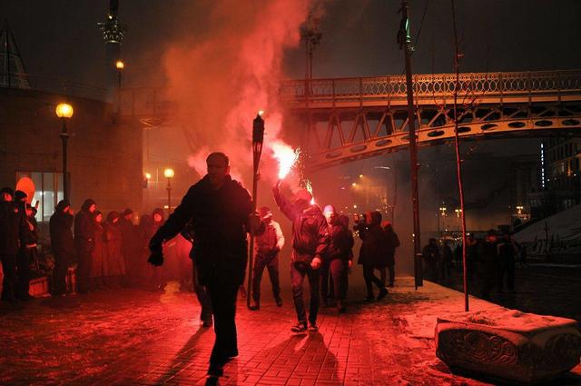 Участники Майдана прошли факельным шествием по центру Киева в честь 4-й годовщины избиения студентов 06
