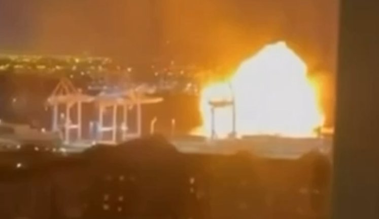 Військові кораблі, ППО та нафтову інфраструктуру уразила СБУ в порту "Новоросійськ", - джерела. ВIДЕО