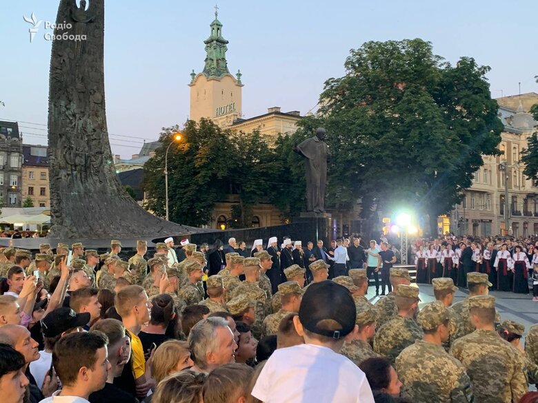 У Львові зібралися тисячі людей зустрічати героїв оборони Азовсталі, які разом із Зеленським прибули до міста 03