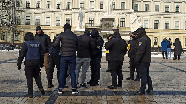 Чемодан, вокзал, Камбоджа: в Киеве попытались провести акцию в память о жертвах леворадикального насилия 02