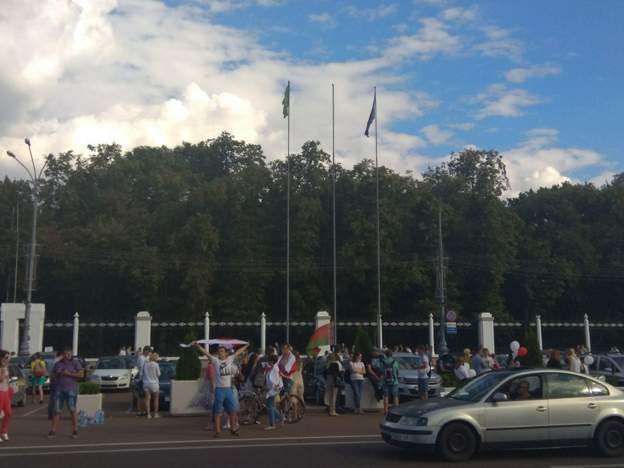 У Гомелі розпочато кримінальне провадження через заміну прапорів 01
