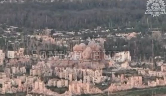 Пілоти Повітряних сил авіаударом розтрощили будівлі з живою силою рашистів. ВIДЕО