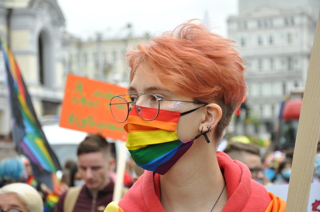Руху ЛГБТ-маршу намагалася перешкодити жінка, яка лягла на асфальт і кричала про перетворення хлопчиків на геїв 68