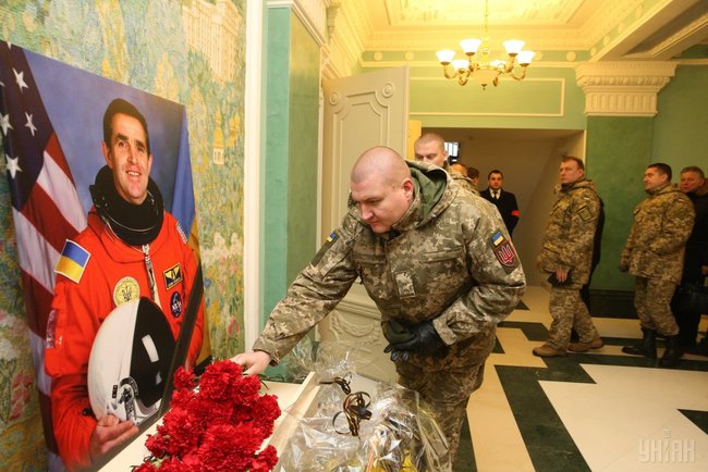 У Києві прощаються з легендарним українським космонавтом Каденюком 01