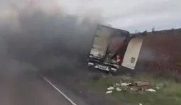 Близько 45 знищених і спалених вантажівок, на російському автошляху Р-280 "Новоросія" окупованими територіями до захопленого українського Криму. ВIДЕО