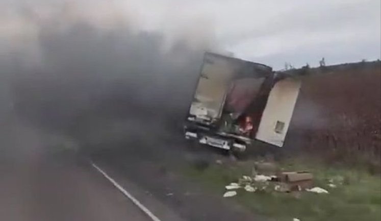 Близько 45 знищених і спалених вантажівок, на російському автошляху Р-280 "Новоросія" окупованими територіями до захопленого українського Криму. ВIДЕО