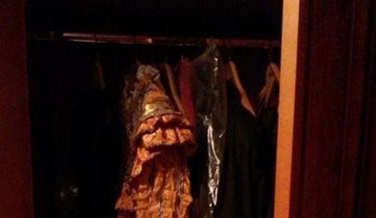 В шкафу у Януковича обнаружили странные предметы. ФОТО
