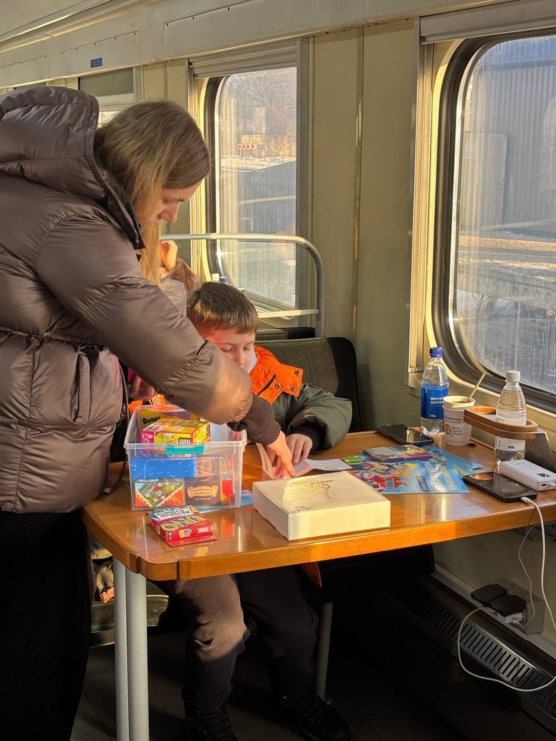 Укрзалізниця розгорнула вагони незламності