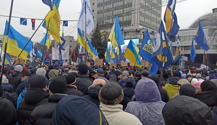 Під Апеляційним судом в Києві проходить акція на підтримку Порошенка. ВІДЕО+ФОТОрепортаж