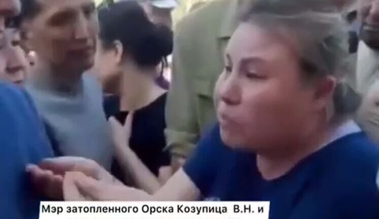 Мешканка Орська розкритикувала мера затопленого міста за бездіяльність: "Ты сидишь в чистых штанах, твой сын в Дубае. Муж у меня за что на войне погиб?". ВIДЕО