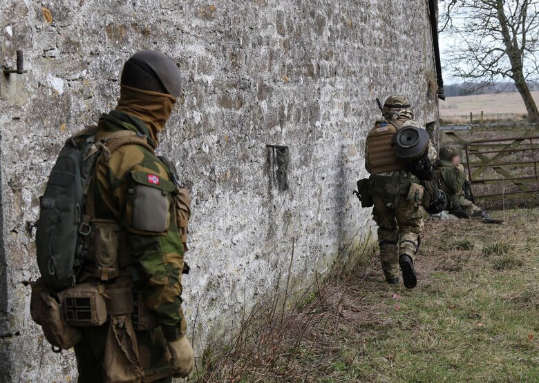 Украинские военные отрабатывают в Британии ведение огня из NLAW 03
