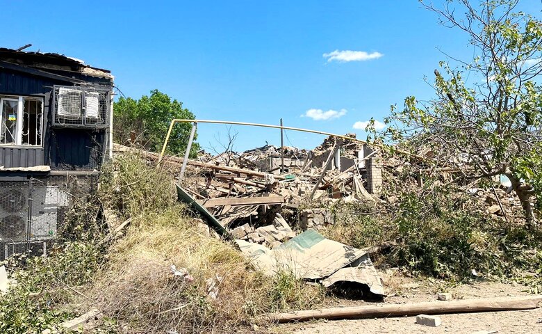 Наслідки ворожих обстрілів Херсонщини: пошкоджені завод, школа, житлові будинки, поранено шість поліцейських 07
