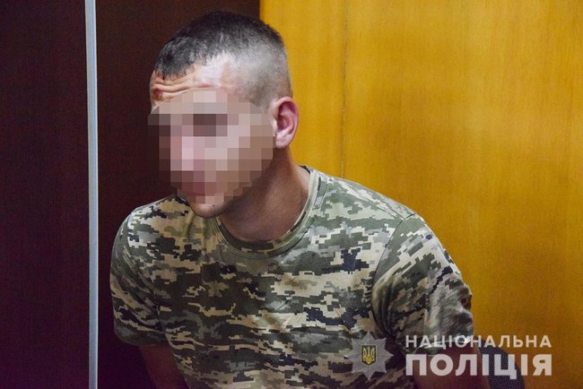 Військовослужбовець у Миколаєві у вільний час грабував жінок 03