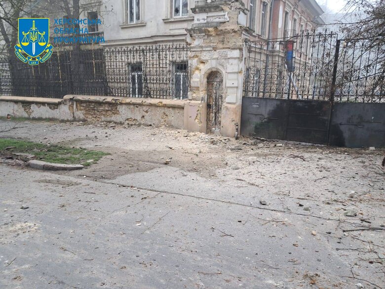 Наслідки ворожих обстрілів Херсону 01