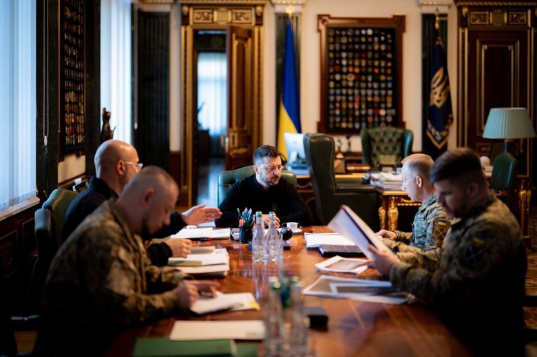 Зеленский провел совещание с военными. О чем говорили?
