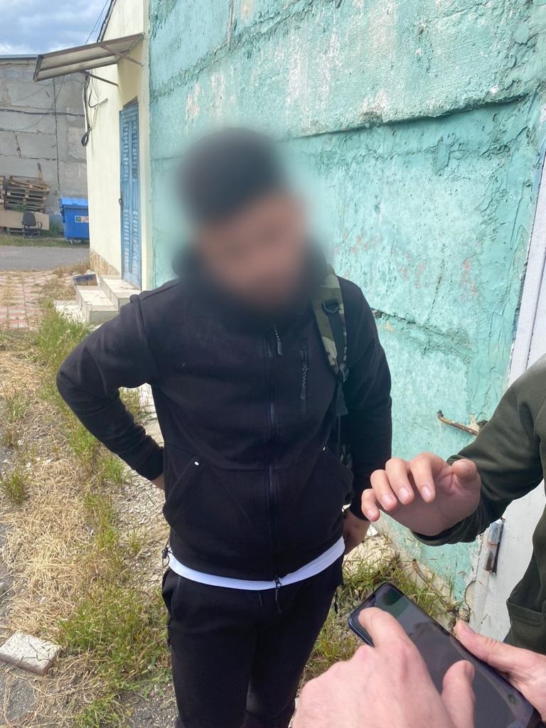 Двое граждан Румынии переправляли через Одессу в ЕС героин в контейнерах с финиками. Их задержали 04