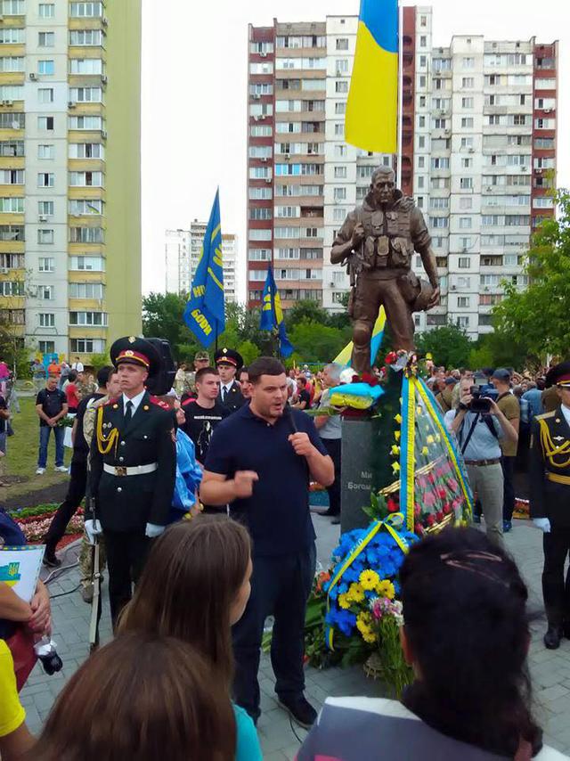 памятник добровольцы