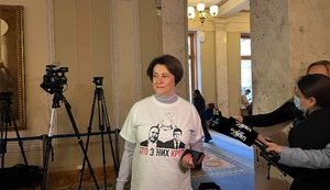 Южанина пришла в Раду на выступление Зеленского в футболке с надписью "Кто из них крот?". ФОТО