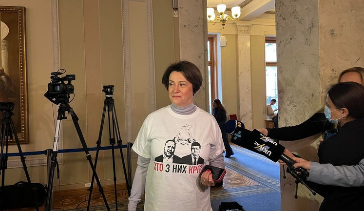 Южанина пришла в Раду на выступление Зеленского в футболке с надписью "Кто из них крот?". ФОТО