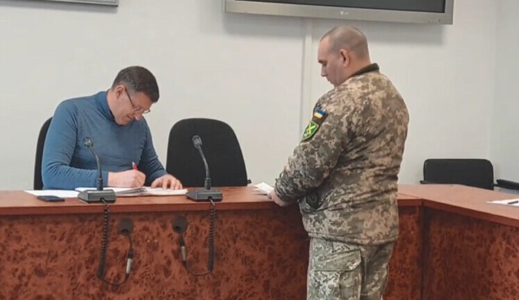 Всім чоловікам, присутнім на виконкомі Броварської міськради, вручили повістки. Зокрема, меру Сапожку. ВIДЕО