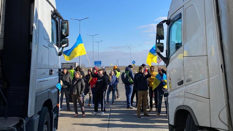 Українці блокують російські та білоруські фури на польському кордоні. Але Німеччина та Франція - проти 01