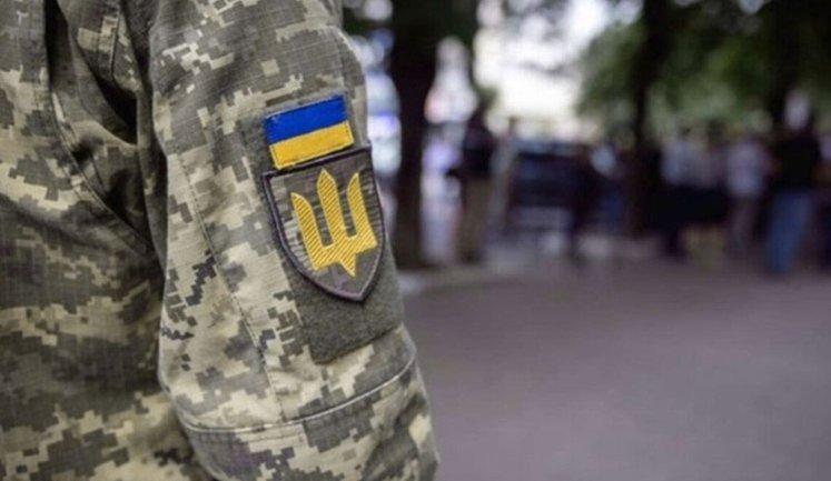 Група людей в Одесі жбурляла каміння у будівлю ТЦК: затримано двох учасників
