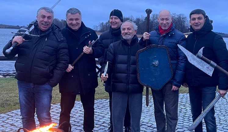 Аваков, Гордон, Шустер, Комаровский и Гройсман вооружились рыцарскими мечами и топорами. ФОТО