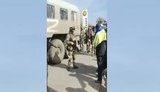 Мешканці Херсонщини голіруч намагаються не пустити озброєних окупантів у своє містечко. ВIДЕО