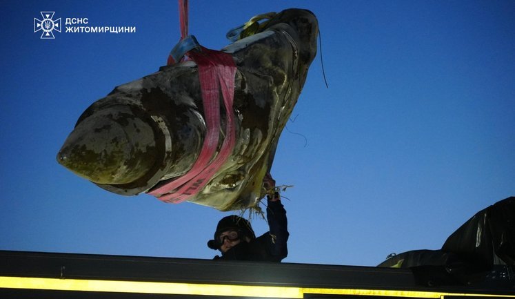 Сапери на Житомирщині знешкодили бойову частину ракети "Кинджал" вагою пів тонни. ФОТОрепортаж