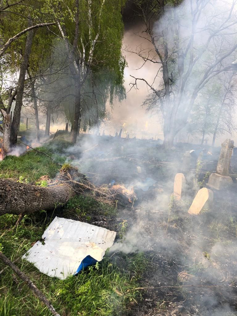Рашисти на Сумщині розбомбили єврейський цвинтар, - ОВА 04