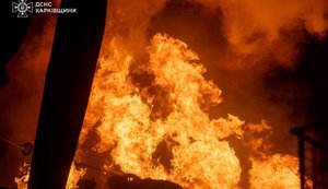 Наслідки ворожої атаки на Харків: руйнування та пожежа на території цивільного підприємства. ФОТОрепортаж