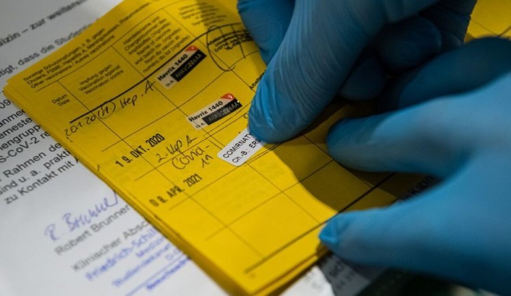 На Львовщине разоблачили подпольную типографию, где злоумышленник изготовлял фейковые COVID-сертификаты для заробитчан. ФОТОрепортаж