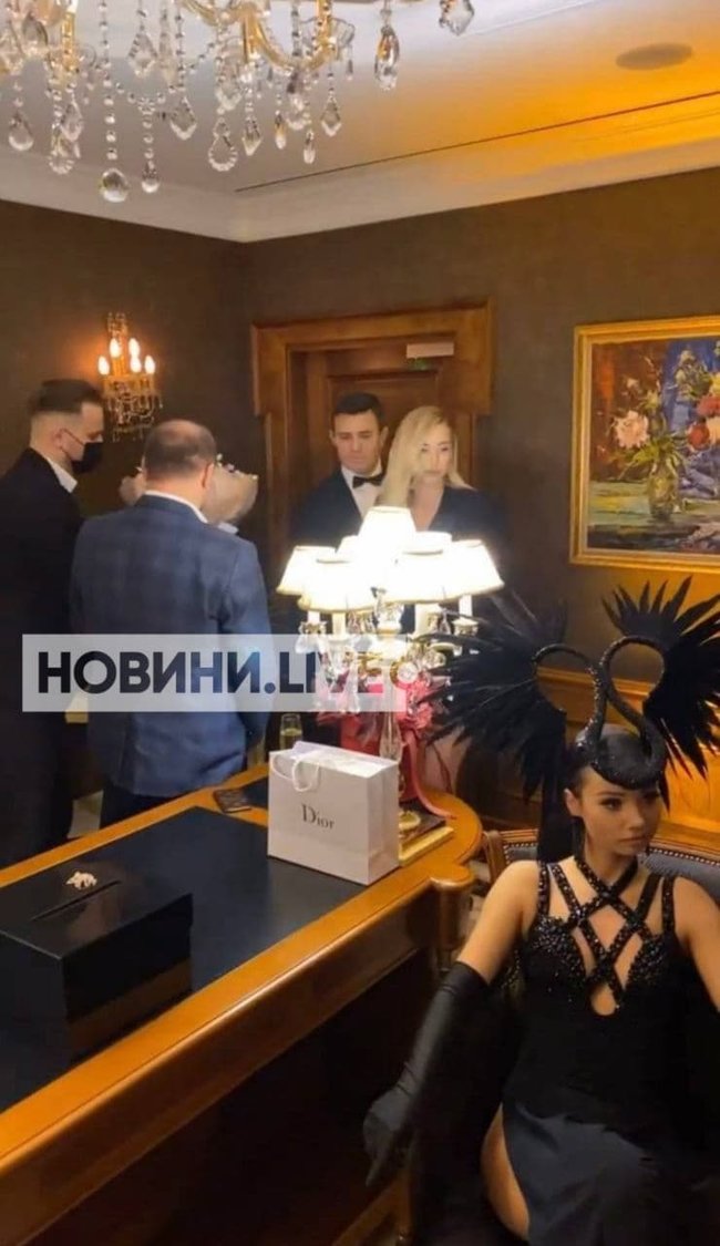 У розпал локдауну Слуга народу Тищенко святкує день народження дружини в ресторані столичного готелю Fairmont 01 У розпал локдауну Слуга народу Тищенко святкує день народження дружини в ресторані столичного готелю Fairmont 01