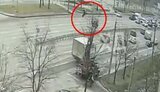 У Дніпрі вантажівка зачепила автовишку з електриками: двоє людей вилетіли з монтажної люльки. ВIДЕО камер спостереження