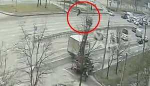 У Дніпрі вантажівка зачепила автовишку з електриками: двоє людей вилетіли з монтажної люльки. ВIДЕО камер спостереження